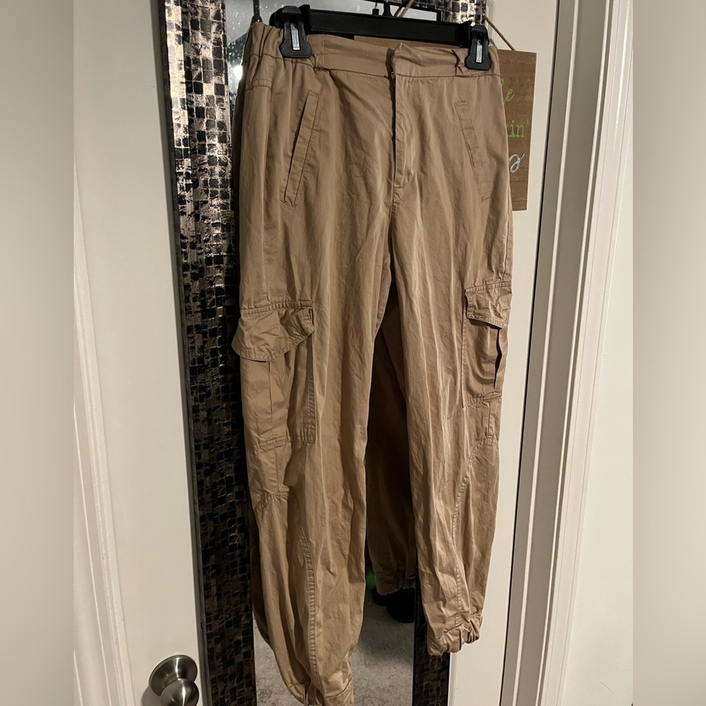 Very cute and stylish Zara cargo pants.